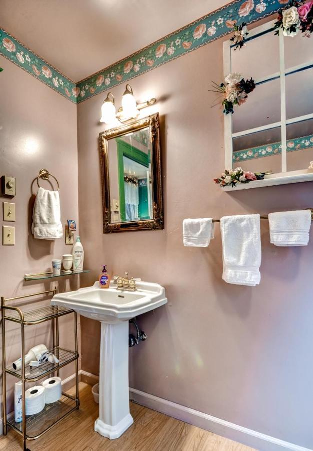 Astoria Painted Lady Historic Apt With River View! Extérieur photo