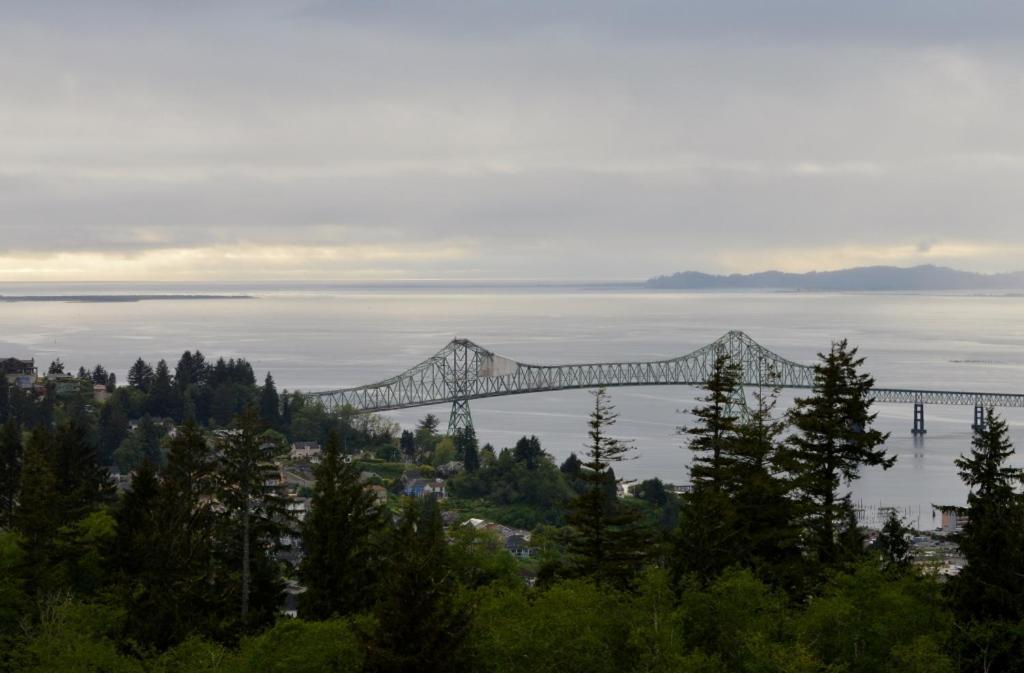 Astoria Painted Lady Historic Apt With River View! Extérieur photo